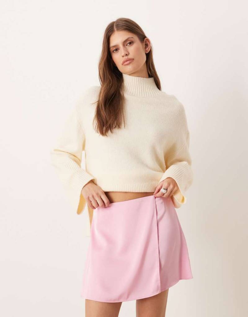 ASOS DESIGN - Wickel-Minirock aus Satin in Rosa von ASOS DESIGN