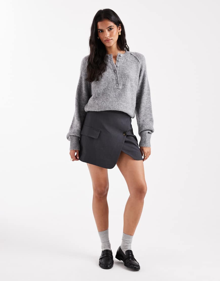 ASOS DESIGN - Wickel-Minirock in Grau mit Knopf- und Taschendetail ASOS DESIGN - Wickel-Minirock in Grau mit Knopf- und Taschendetail von ASOS DESIGN