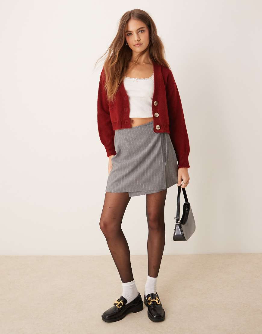 ASOS DESIGN - Wickel-Minirock in Grau mit Nadelstreifen von ASOS DESIGN