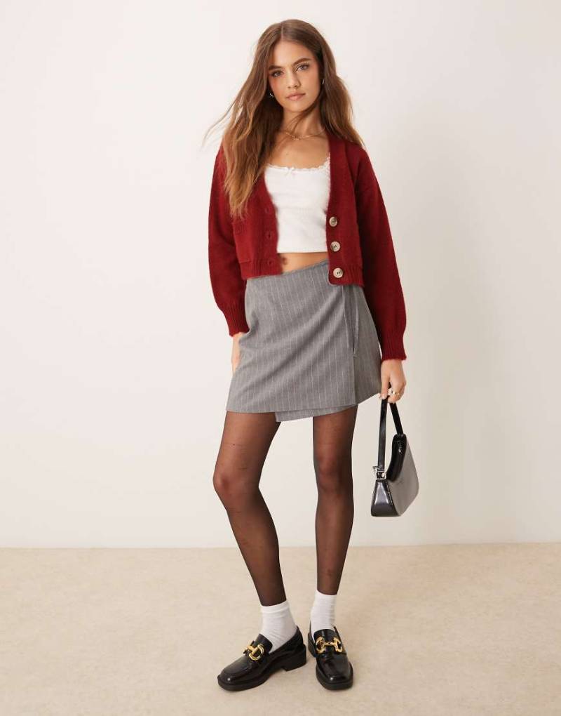 ASOS DESIGN - Wickel-Minirock in Grau mit Nadelstreifen von ASOS DESIGN