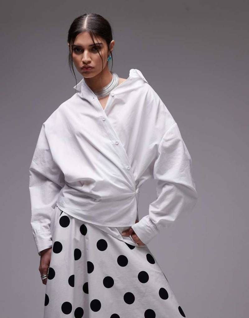 ASOS DESIGN - Wickel-Oberteil aus Popeline in Weiß mit geraffter Taille ASOS DESIGN - Wickel-Oberteil aus Popeline in Weiß mit geraffter Taille von ASOS DESIGN