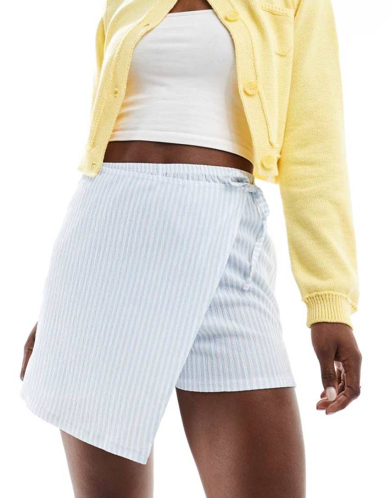 ASOS DESIGN - Wickel-Skort in gestreiftem Blau mit Bindedetail-Bunt von ASOS DESIGN