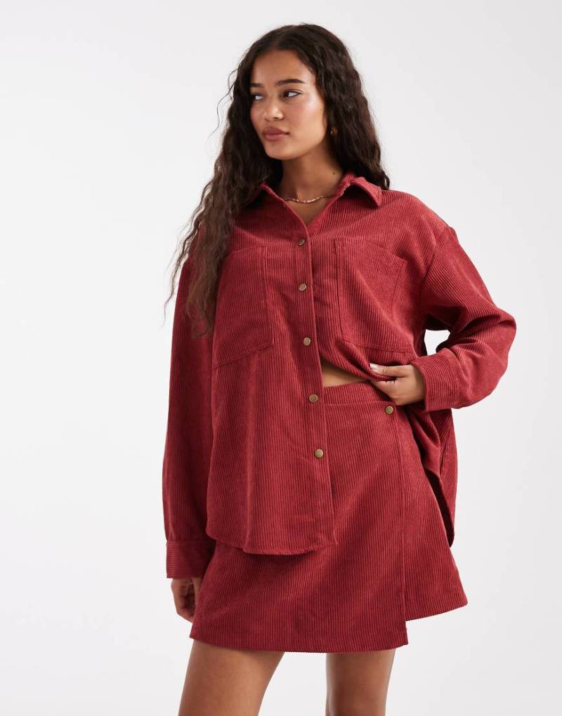 ASOS DESIGN - Wickelrock aus Cord in Kirschrot, Kombiteil von ASOS DESIGN