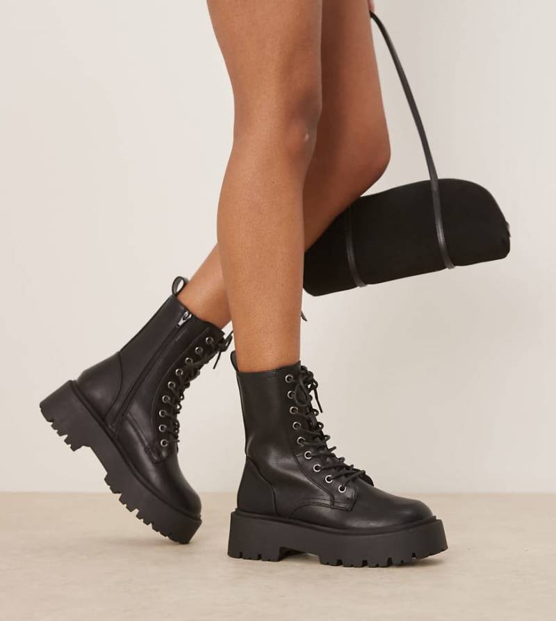 ASOS DESIGN Wide Fit - Adventure - Schnürstiefel in Schwarz mit dicker Sohle, weite Passform ASOS DESIGN Wide Fit - Adventure - Schnürstiefel in Schwarz mit dicker Sohle, weite Passform von ASOS DESIGN Wide Fit
