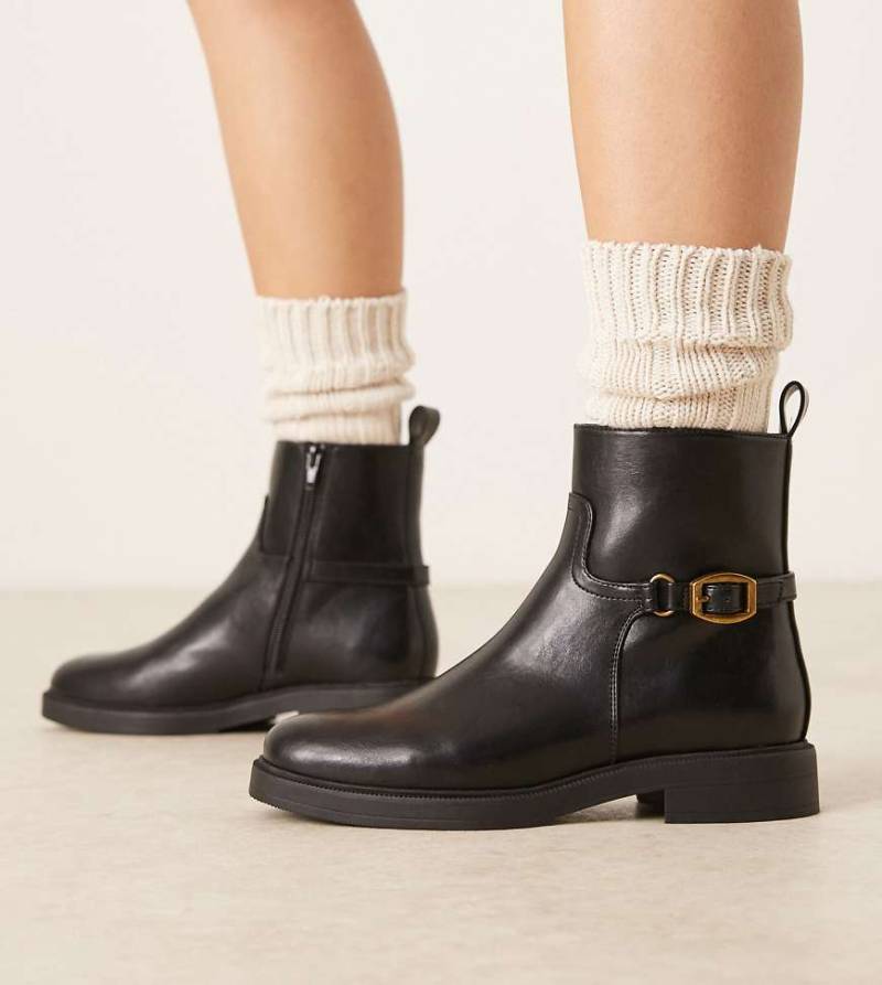 ASOS DESIGN Wide Fit - Archie - Flache, elegante Ankle Boots in Schwarz mit Schnalle, weite Passform von ASOS DESIGN