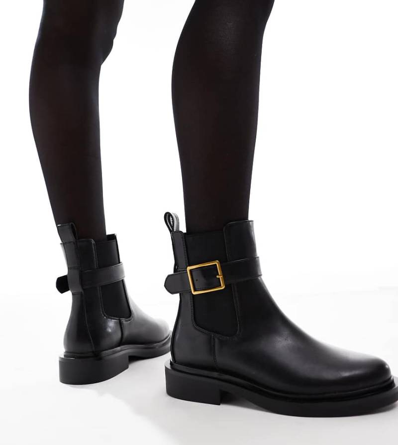 ASOS DESIGN Wide Fit - Aurora - Flache Stiefel in Schwarz mit Schnallenriemen, weite Passform von ASOS DESIGN Wide Fit