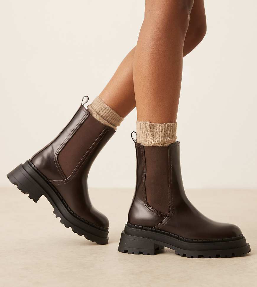 ASOS DESIGN Wide Fit - Austin - Chelsea-Stiefel in Schokobraun mit dicker Sohle, weite Passform-Brown von ASOS DESIGN Wide Fit