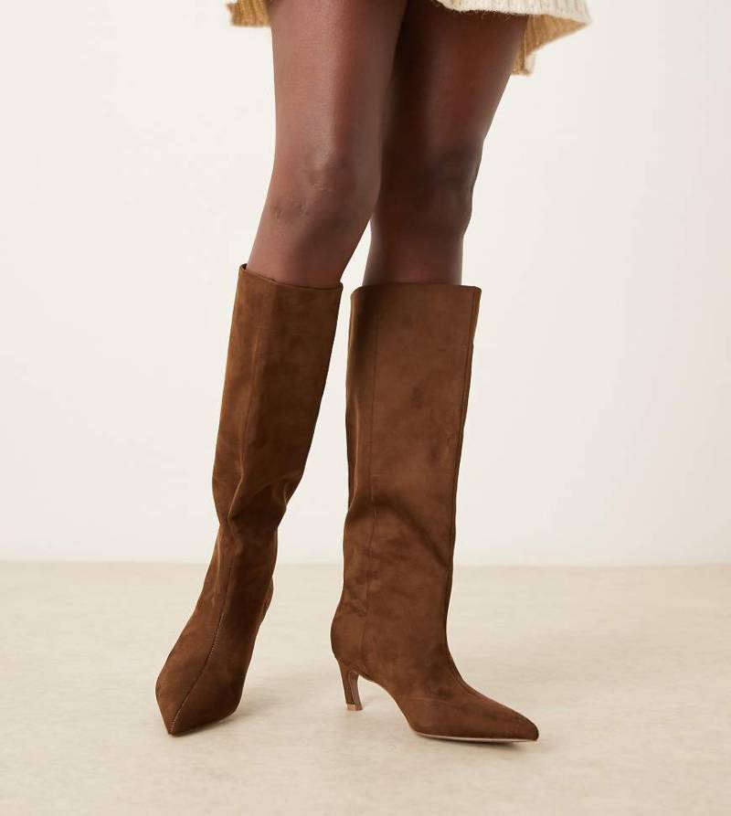 ASOS DESIGN Wide Fit - Carmel - Kniehohe Wildlederimitat-Stiefel zum Hineinschlüpfen in Schokobraun mit Kitten-Heel, weite Passform-Brown von ASOS DESIGN
