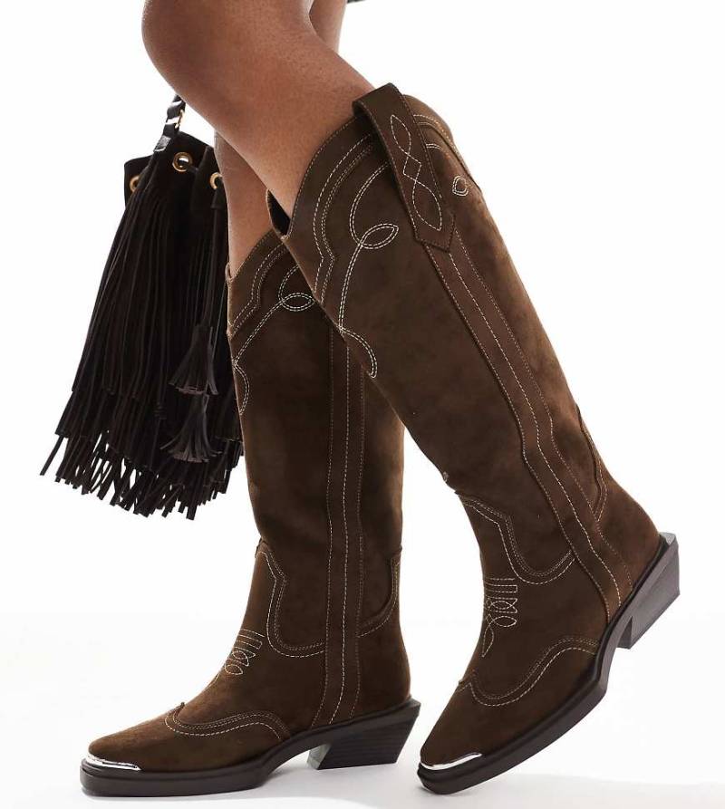 ASOS DESIGN Wide Fit - Celeste - Flache, kniehohe Western-Stiefel aus Wildlederimitat in Schokobraun, weite Passform von ASOS DESIGN