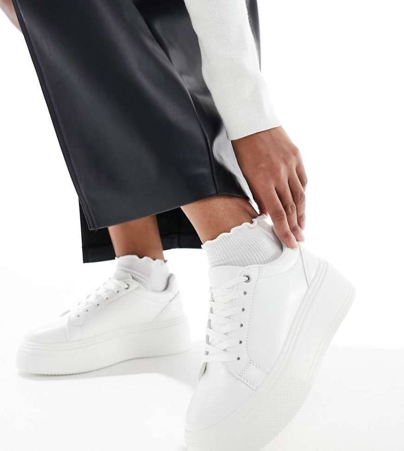 ASOS DESIGN Wide Fit - Dream - Sneaker in Weiß mit dicker Sohle von ASOS DESIGN Wide Fit