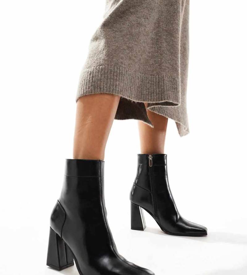 ASOS DESIGN - Wide Fit - Everest - Stiefel in Schwarz mit ausgestelltem Absatz von ASOS DESIGN Wide Fit