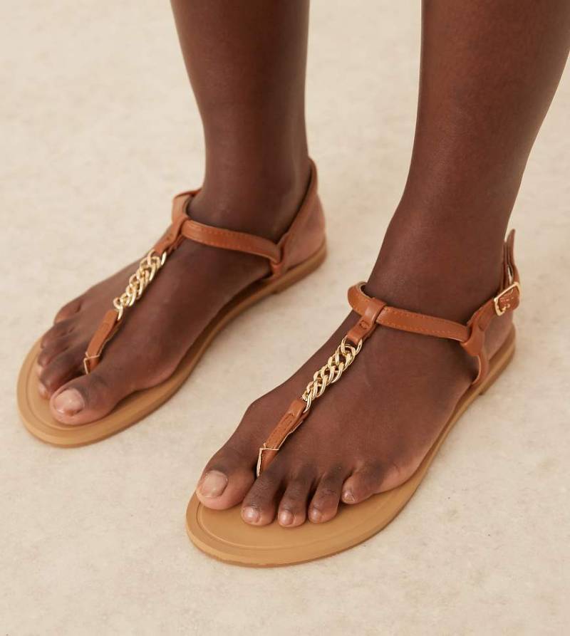 ASOS DESIGN Wide Fit - Fancy - Flache Sandalen aus Leder in Hellbraun mit Ketten-Detail, weite Passform von ASOS DESIGN
