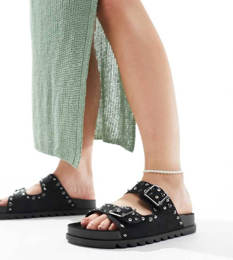 ASOS DESIGN Wide Fit - Fantasy - Flache Sandalen in Schwarz mit Nietenverzierung und weiter Passform von ASOS DESIGN Wide Fit