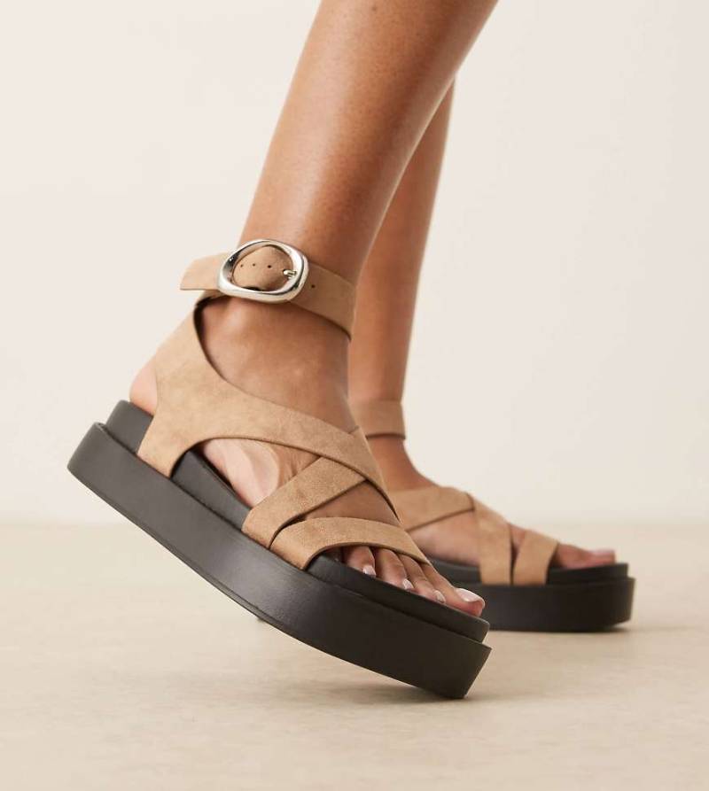 ASOS DESIGN Wide Fit - Farrah - Sandalen aus Wildlederimitat in Sandbeige mit überkreuzten Riemen und Fußbett-Neutral von ASOS DESIGN