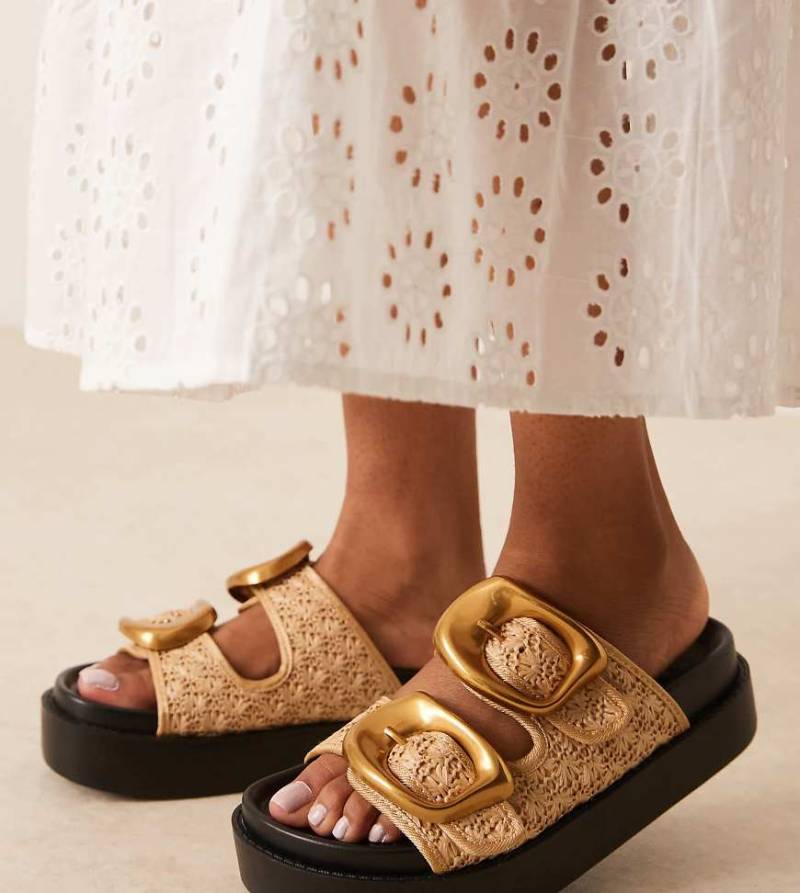 ASOS DESIGN Wide Fit - Femi - Mules in Natur mit Fußbett und überdimensionalen Schnallen, weite Passform-Neutral von ASOS DESIGN Wide Fit