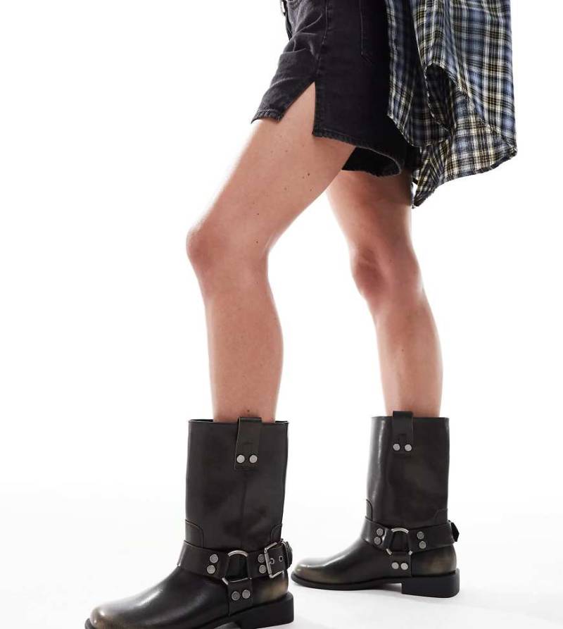 ASOS DESIGN Wide Fit - Flacher Motorradstiefel in brüniertem Braun von ASOS DESIGN