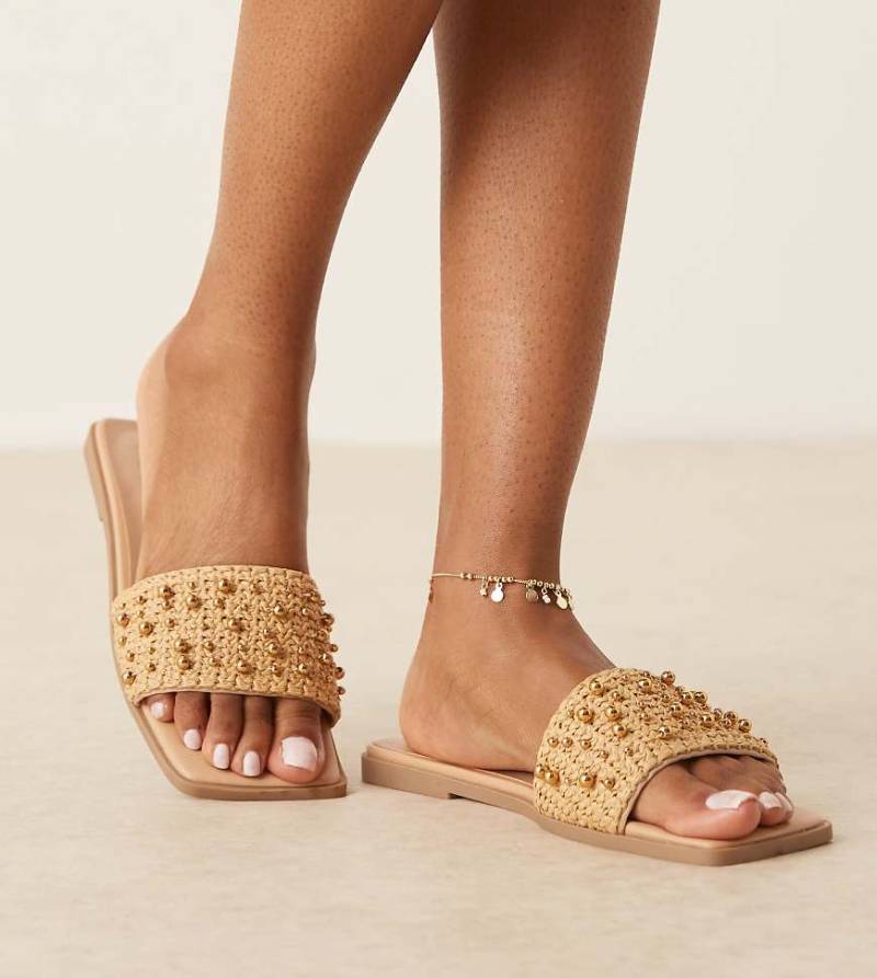 ASOS DESIGN Wide Fit - Flavia - Flache Espadrilles-Sandalen in Natur/Gold mit Perlenverzierung, weite Passform-Neutral von ASOS DESIGN