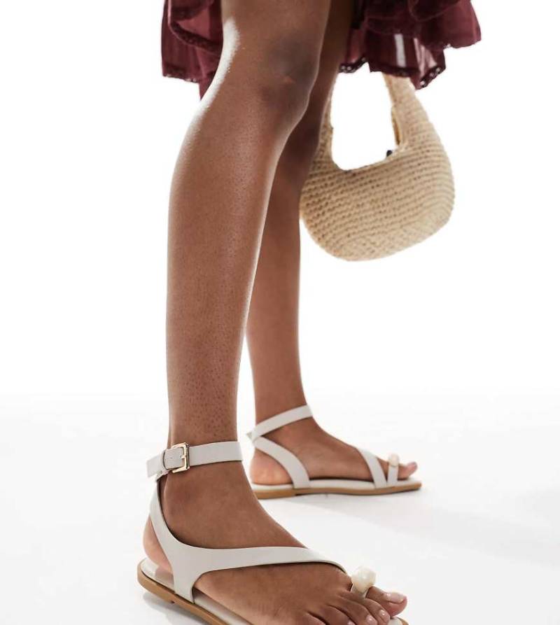ASOS DESIGN Wide Fit - Florrie - Riemchensandalen in Wollweiß mit Zehenschlaufe, weite Passform von ASOS DESIGN Wide Fit