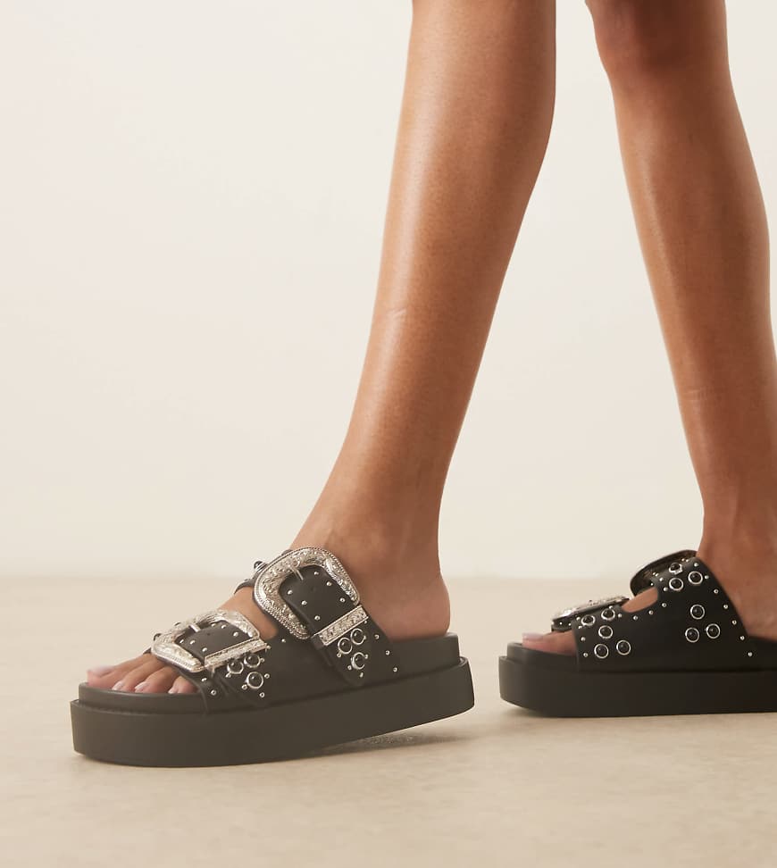 ASOS DESIGN Wide Fit - Forward - Sandalen in Schwarz mit breiten Westernschnallen und Fußbett von ASOS DESIGN