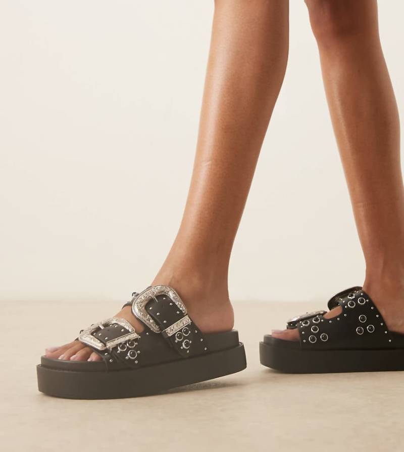 ASOS DESIGN Wide Fit - Forward - Sandalen in Schwarz mit breiten Westernschnallen und Fußbett von ASOS DESIGN