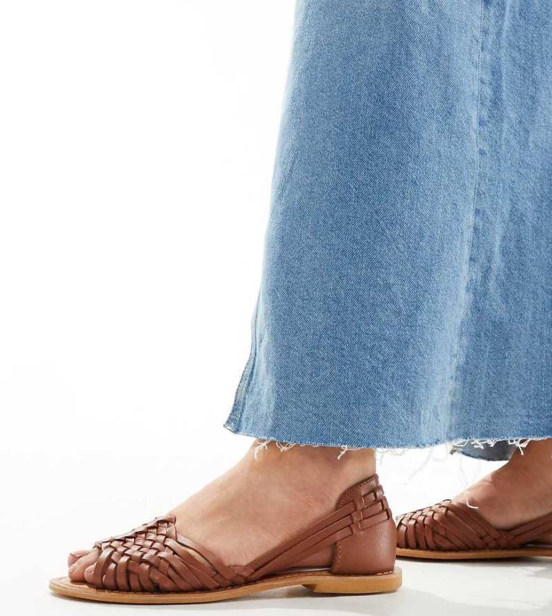ASOS DESIGN Wide Fit - Francis - Flache Ledersandalen im Webdesign in Hellbraun, weite Passform von ASOS DESIGN Wide Fit