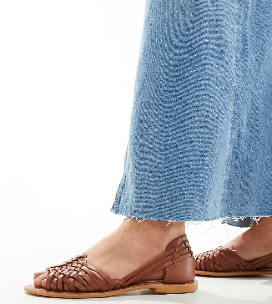 ASOS DESIGN Wide Fit - Francis - Flache Ledersandalen im Webdesign in Hellbraun, weite Passform ASOS DESIGN Wide Fit - Francis - Flache Ledersandalen im Webdesign in Hellbraun, weite Passform von ASOS DESIGN Wide Fit