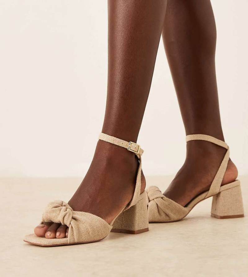 ASOS DESIGN Wide Fit - Hansel - Sandaletten in Naturoptik mit mittelhohem Absatz und Zierknoten-Neutral von ASOS DESIGN