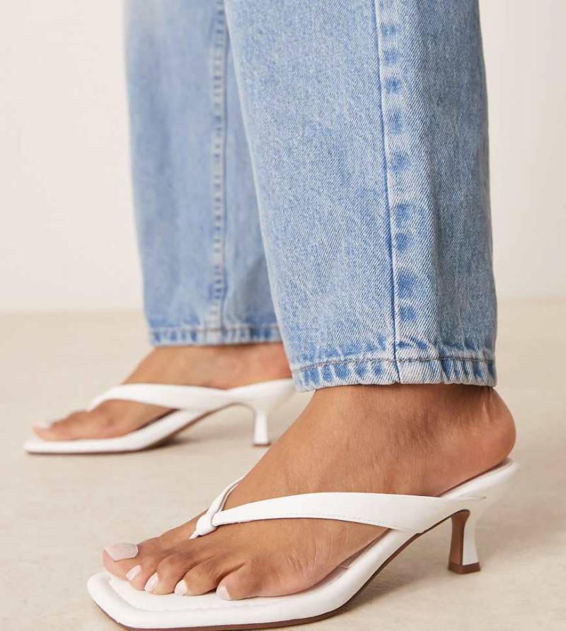 ASOS DESIGN Wide Fit - Hawaii - Zehenstegsandaletten in Weiß mit Kitten-Absatz, weite Passform von ASOS DESIGN Wide Fit