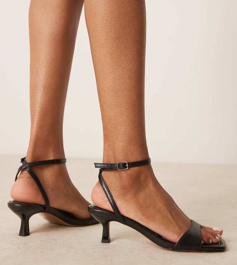 ASOS DESIGN Wide Fit - Heart Throb - Filigrane Sandaletten in Schwarz mit Kitten-Absatz, weite Passform von ASOS DESIGN Wide Fit