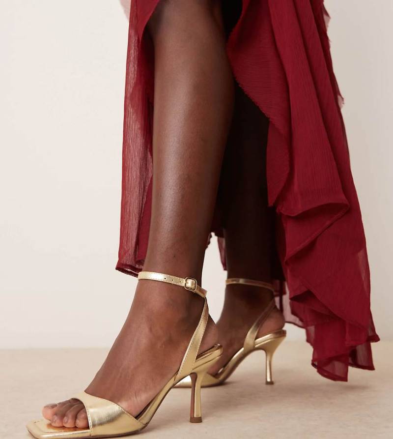 ASOS DESIGN Wide Fit - Hollow - Filigrane Absatzsandalen in Gold, weite Passform-Goldfarben von ASOS DESIGN