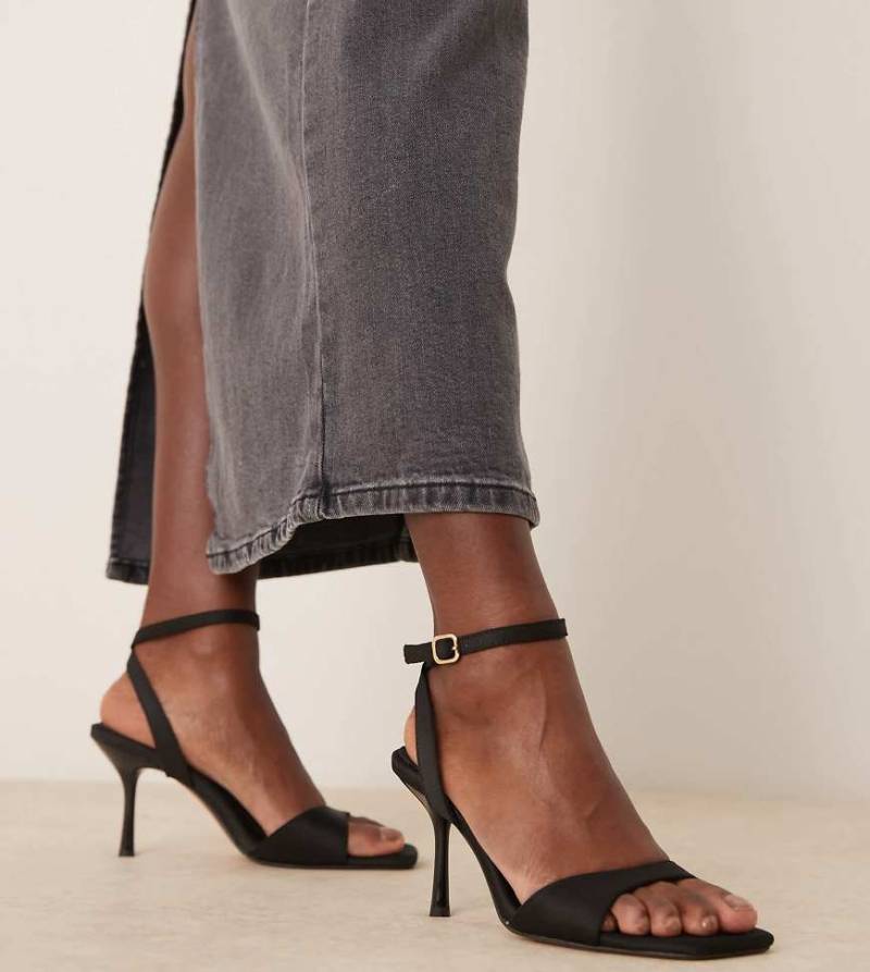 ASOS DESIGN Wide Fit - Hollow - Filigrane Sandaletten mit Absatz in Schwarz, weite Passform von ASOS DESIGN