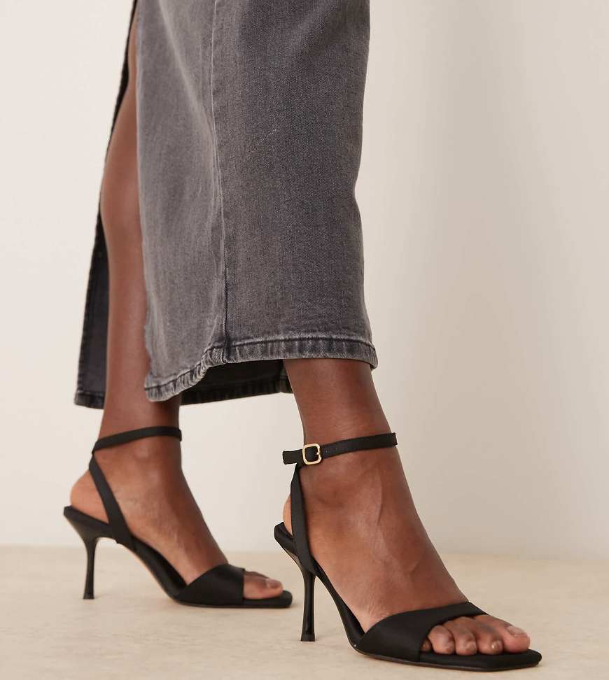 ASOS DESIGN Wide Fit - Hollow - Filigrane Sandaletten mit Absatz in Schwarz, weite Passform ASOS DESIGN Wide Fit - Hollow - Filigrane Sandaletten mit Absatz in Schwarz, weite Passform von ASOS DESIGN
