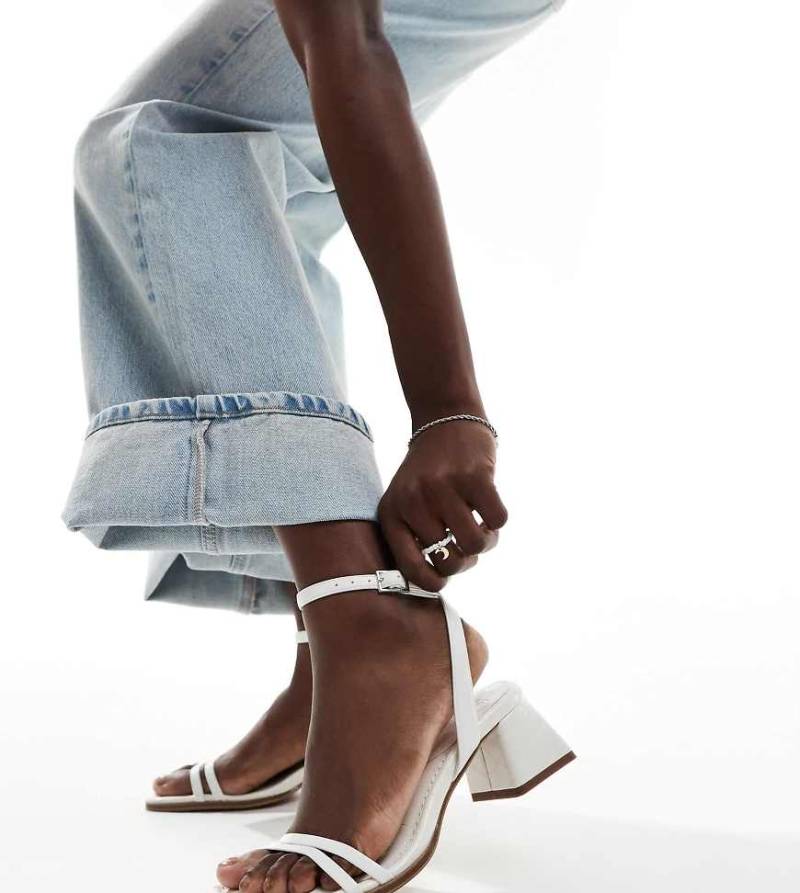 ASOS DESIGN - Wide Fit - Honeydew - Sandalen in Weiß mit mittelhohem Blockabsatz von ASOS DESIGN Wide Fit