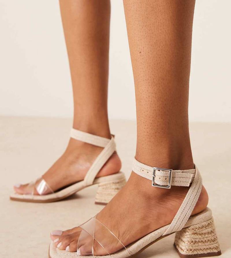 ASOS DESIGN Wide Fit - Hopefully - Sandalen mit Blockabsatz und transparenten und naturfarbenen Riemen, weite Passform von ASOS DESIGN Wide Fit