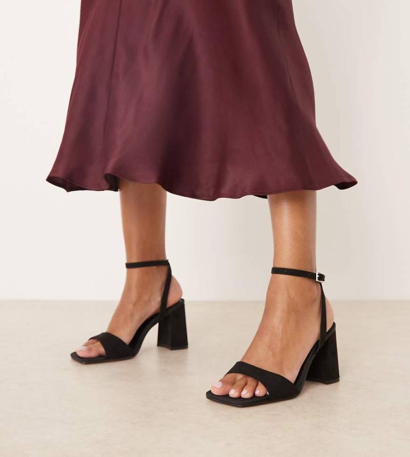 ASOS DESIGN - Wide Fit - Hotel - Filigrane Sandalen mit Blockabsatz in Schwarz von ASOS DESIGN Wide Fit