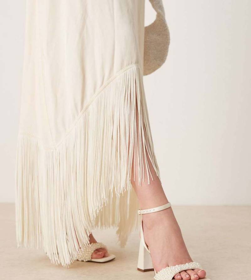 ASOS DESIGN Wide Fit - Hotel - Filigrane Sandaletten in Elfenbein mit Blockabsatz und Perlendetail, weite Passform-Weiß von ASOS DESIGN Wide Fit