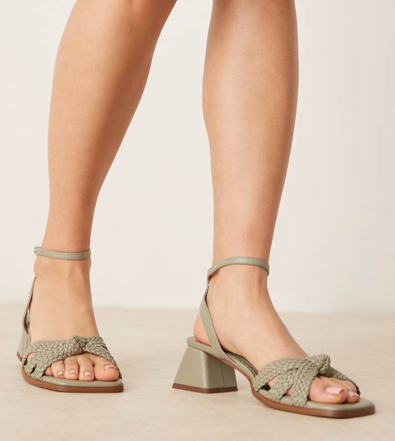 ASOS DESIGN Wide Fit - Hummingbird - Sandaletten in Pistaziengrün mit Webdetail und mittelhohem Blockabsatz, weite Passform von ASOS DESIGN Wide Fit