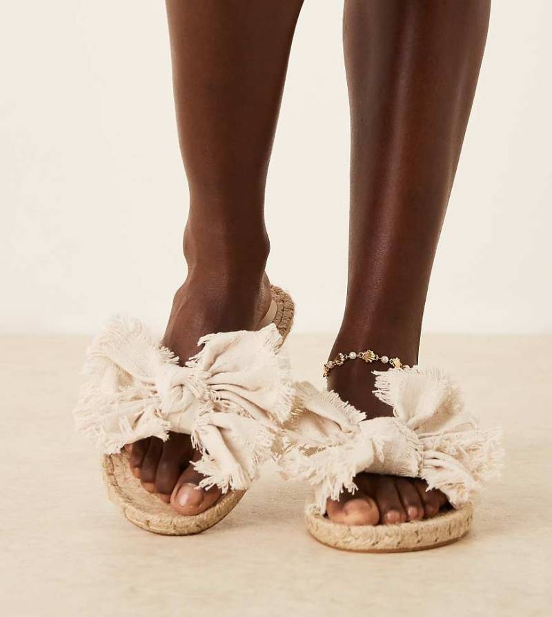 ASOS DESIGN - Wide Fit - Jem - Espadrille-Mule-Sandalen in Natur mit Schleife-Neutral von ASOS DESIGN