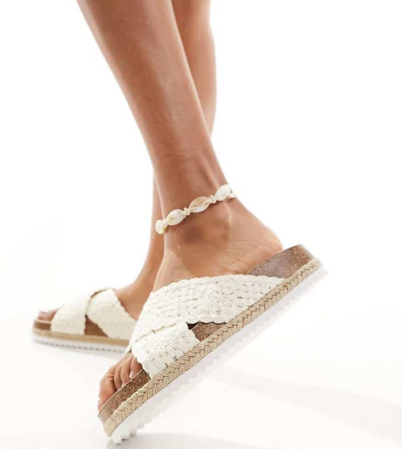 ASOS DESIGN Wide Fit - Jessica - Weiße Mules-Sandalen im Espadrilles-Design mit überkreuzten Riemen in Häkeloptik, weite Passform von ASOS DESIGN Wide Fit