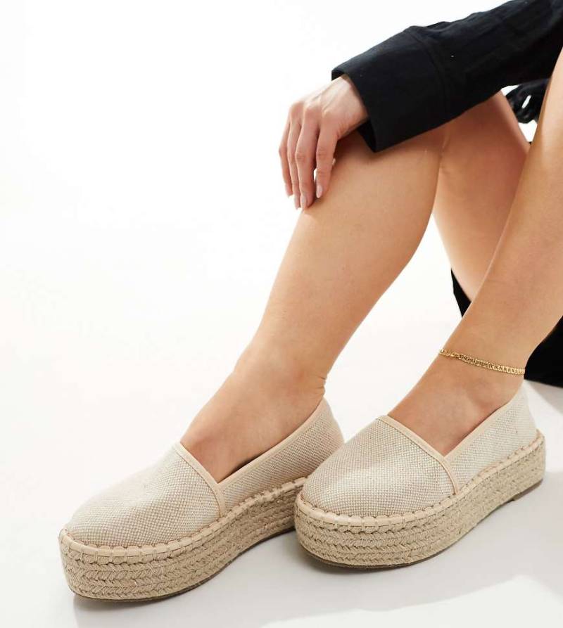 ASOS DESIGN Wide Fit - Journal - Espadrilles in Cremeweiß mit flacher Plateausohle, weite Passform von ASOS DESIGN Wide Fit