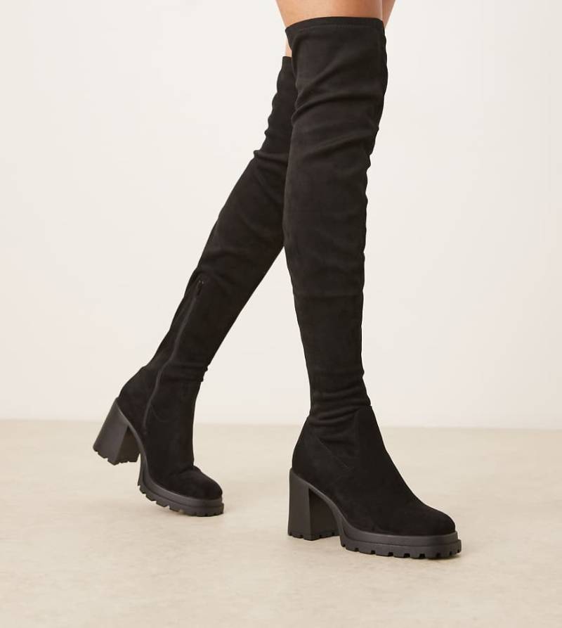 ASOS DESIGN Wide Fit - Kai - Klobige Overknee-Stiefel aus schwarzem Wildlederimitat mit Absatz, weite Passform von ASOS DESIGN