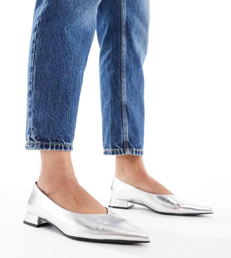 ASOS DESIGN Wide Fit - Lavinia - Ballerinas in Silber, weite Passform von ASOS DESIGN Wide Fit