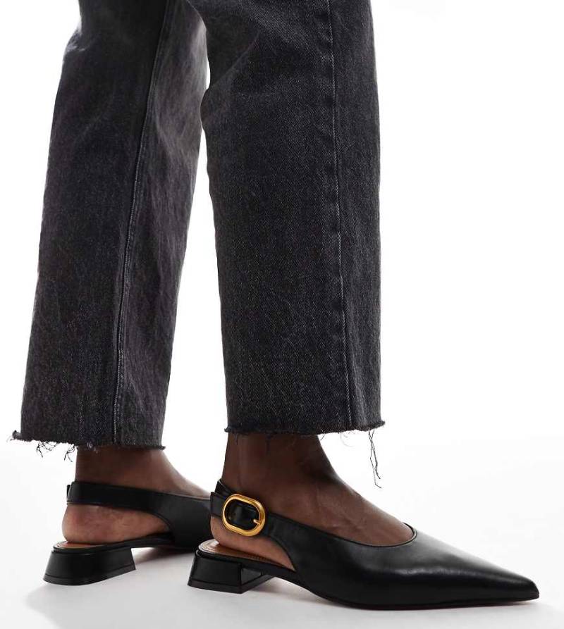 ASOS DESIGN Wide Fit - Leonora - Ballerinas in Schwarz mit Fersenriemen, weite Passform von ASOS DESIGN