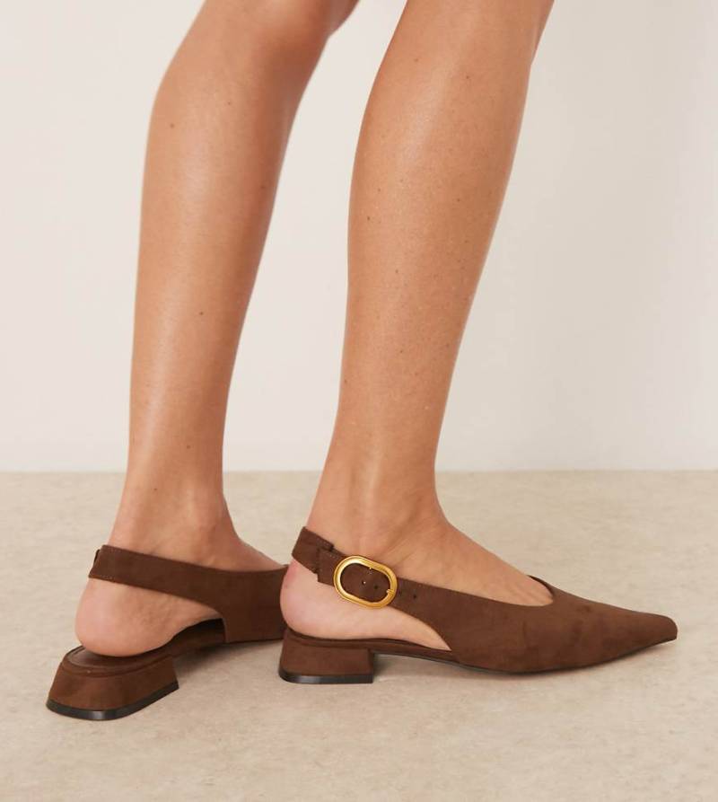 ASOS DESIGN Wide Fit - Leonora - Slingback-Ballerinas aus Wildlederimitat in Schokobraun, weite Passform von ASOS DESIGN