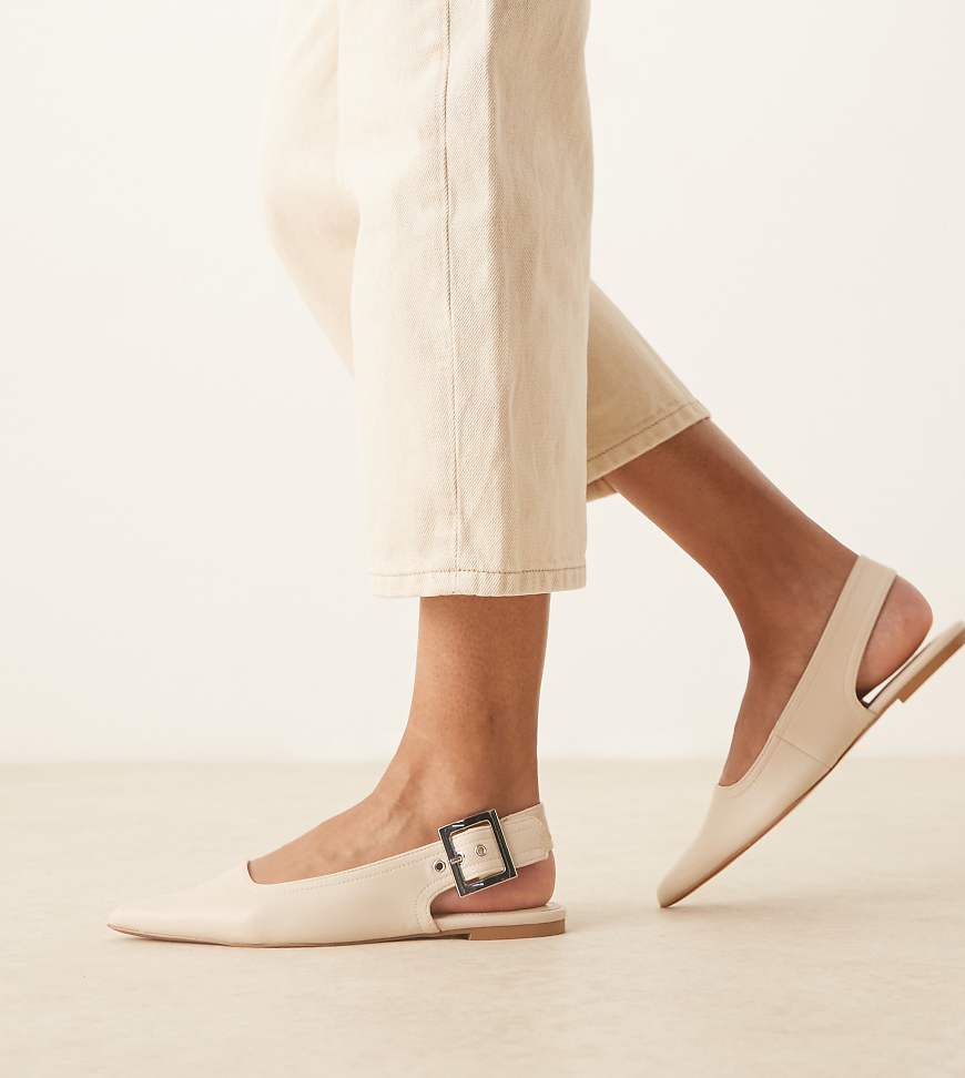 ASOS DESIGN Wide Fit - Linear - Slingback-Ballerinas in Wollweiß mit Schnallendetail, weite Passform ASOS DESIGN Wide Fit - Linear - Slingback-Ballerinas in Wollweiß mit Schnallendetail, weite Passform von ASOS DESIGN Wide Fit