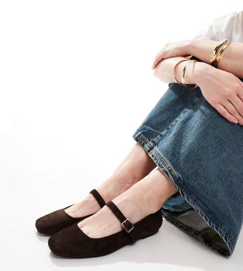 ASOS DESIGN Wide Fit - Lottie - Mary-Jane-Ballerinas in Braun mit weiter Passform von ASOS DESIGN Wide Fit