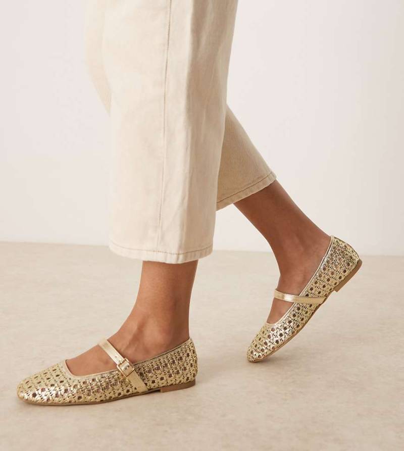 ASOS DESIGN Wide Fit - Lottie - Mary-Jane-Ballerinas mit gewebtem Obermaterial in Gold, weite Passform-Goldfarben von ASOS DESIGN Wide Fit