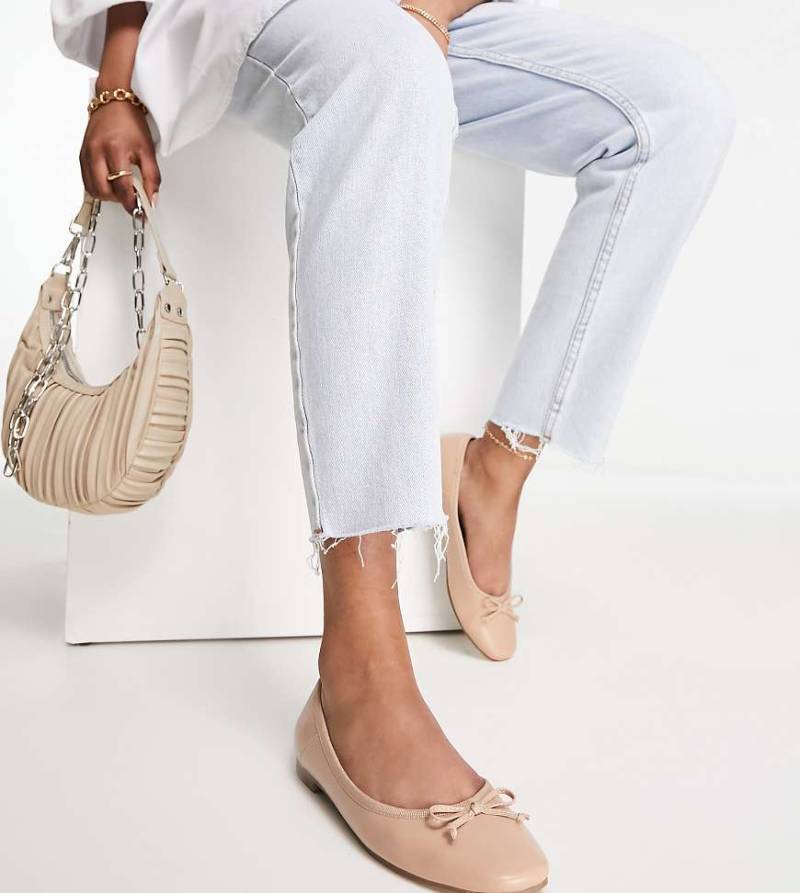 ASOS DESIGN Wide Fit - Lullaby - Ballerinas in Beige mit Schleife, weite Passform-Neutral von ASOS DESIGN Wide Fit