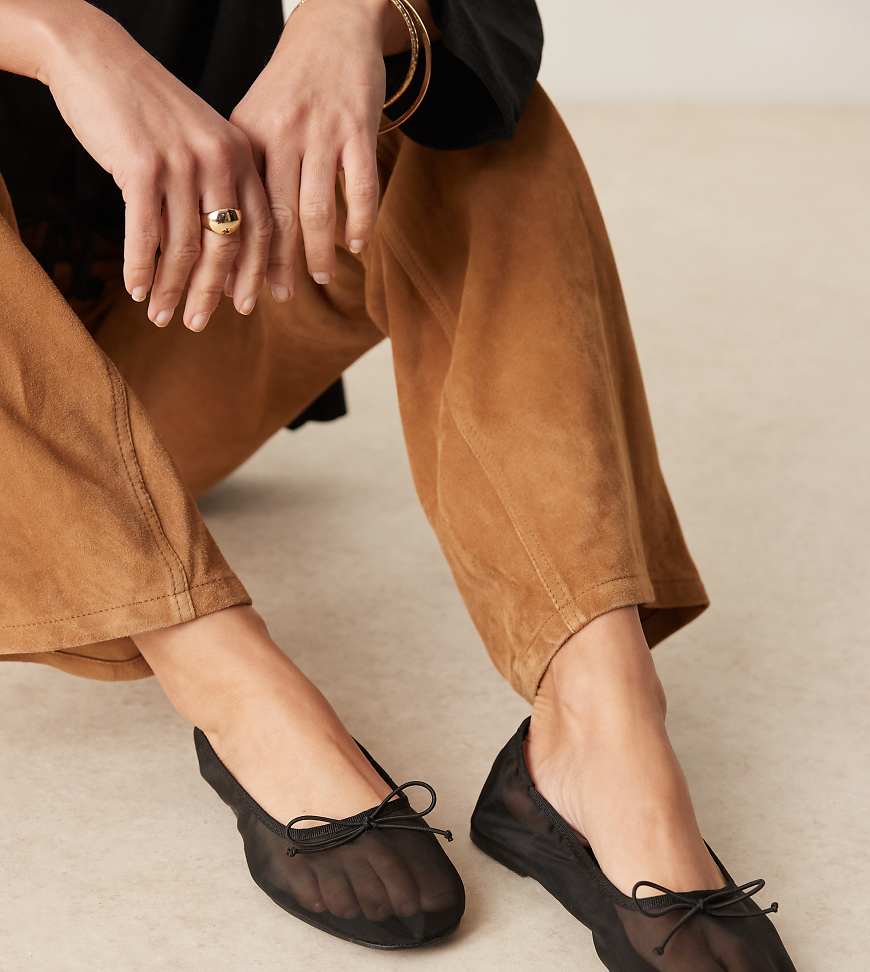 ASOS DESIGN Wide Fit - Lynette - Ballerinas aus schwarzem Netzstoff mit hohem Schuhblatt von ASOS DESIGN Wide Fit