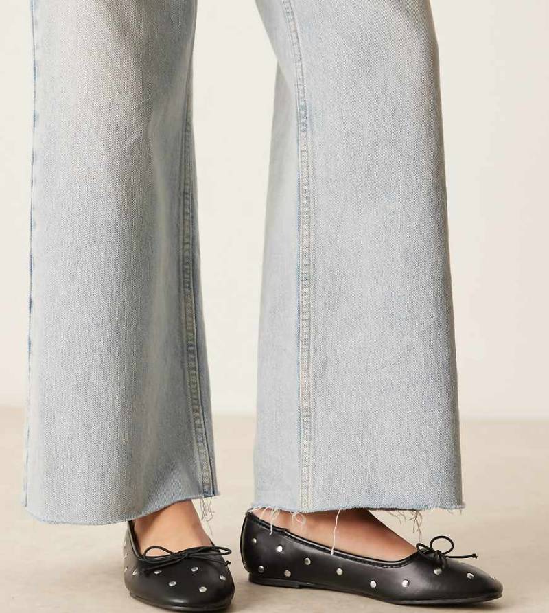 ASOS DESIGN Wide Fit - Lynette - Ballerinas in Schwarz mit Nietenbesatz und hohem Schuhblatt, weite Passform von ASOS DESIGN Wide Fit